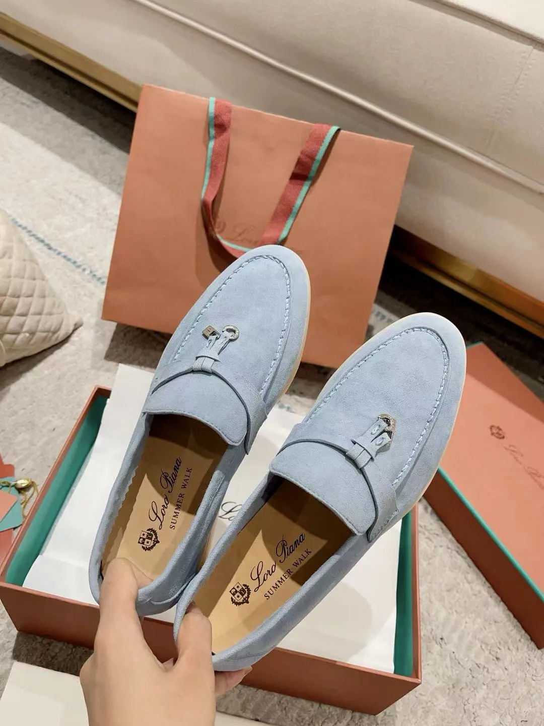 Factory price: 520💰4050 new color. Original purchase, 1⃣️: 1⃣️ folded and developed, Loro Piana professional model to try on feet, quality purchase level, flash sale of common products on the market, welcome to compare, original packaging. Fabric: Imported from Italy🐑High mercerized shearling, Lining: Hand-sewn mark thread in water-dyed cowhide imported from Italy🧵, high-end and elegant. Comfortable on the feet. Size: Women's 35-42 (41, 42) customized, non-returnable, men's 38-45 (46, 47, 48) customized, non-refundable. Fashionable boutiques that you can’t miss, a must-have item